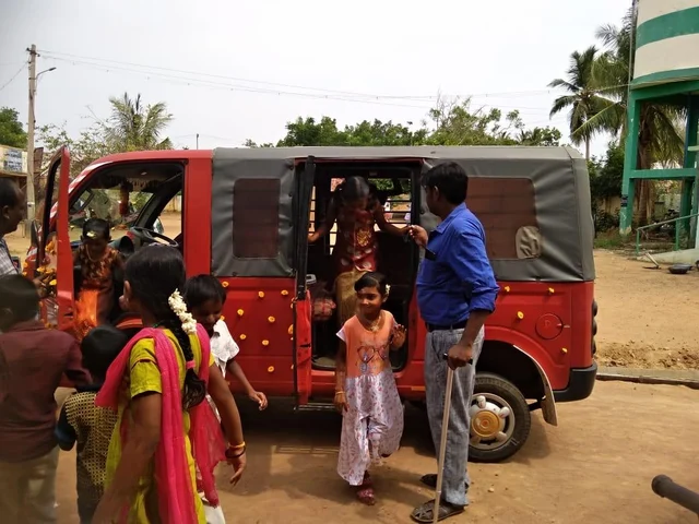 `இனி நடந்து வர வேண்டாம்; வேனில் பயணிக்கலாம்!' - மாணவர்களை ஆச்சர்யப்பட வைத்த அரசுப் பள்ளி