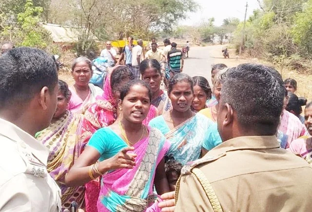 `ஐயா, உங்களுக்குப் புண்ணியமா போகும்!' - போலீஸாரிடம் கண்ணீர்விட்ட பெண்கள்