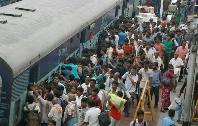 `ஆங்கிலம், இந்தியில் மட்டுமே தகவல் பரிமாற்றம்!' - தென்னக ரயில்வேயில் வெடிக்கும் அடுத்த சர்ச்சை
