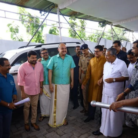மோகன்லாலால் பினராயி விஜயன் சந்தித்த சங்கடம்!