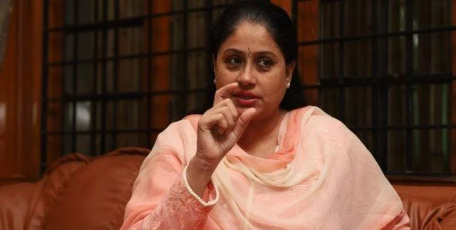 ``எங்களுக்கு வழி விடுங்கள்; இல்லையேல் இடையூறு செய்யாதீர்கள்!" - விஜயசாந்தி