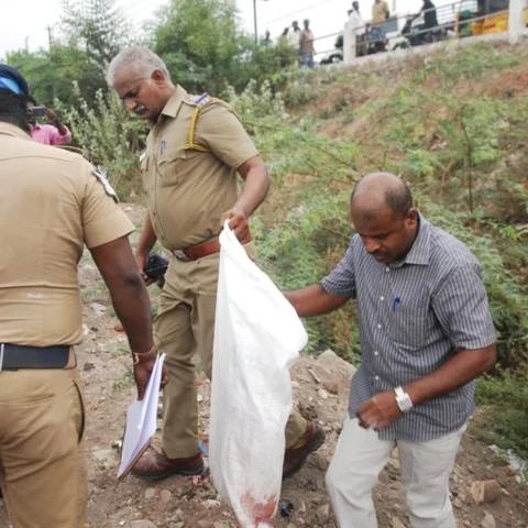 மதுரை அருகே ரவுடி கொலை - தலையை தனியாக எடுத்துச்சென்ற மர்ம நபர்கள்!