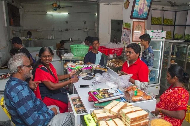 நாவில் கரையும் மைக்கேல்ஸ் ஐஸ்க்ரீம்.. க்ரிஸ்பி மயில் மார்க் பூந்தி.. திருச்சி ஸ்பெஷல்! #MyVikatan