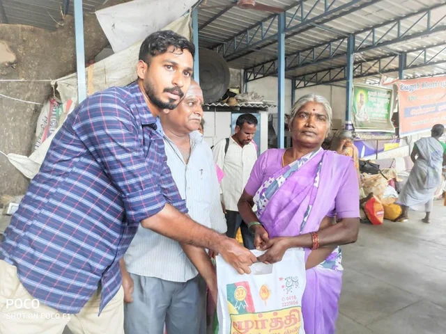 ‘இயலாதோருக்கு உதவி; வீடு வீடாக மரக்கன்று விநியோகம்!’- ஆச்சர்யப்படவைக்கும் ஐ.டி இளைஞர்