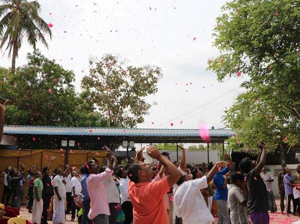 மகனின் முதல் பிறந்தநாள் - ஹெலிகாப்டர் மூலம் மலர் தூவி கொண்டாடிய தொழிலதிபர்