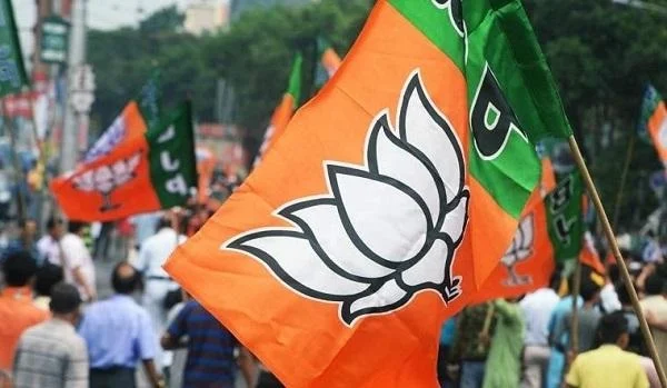 `எத்தனை வாக்குகள் முன்னிலையில் உள்ளேன்?' - டிரெண்டான சன்னி லியோன் ட்வீட்