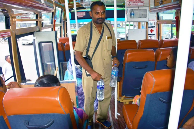 `பரிதவித்த முதியவர்; அழுத குழந்தை!' - 3 மாதங்களாகப் பயணிகளின் தாகம் தீர்க்கும் அரசுப் பேருந்து நடத்துநர்