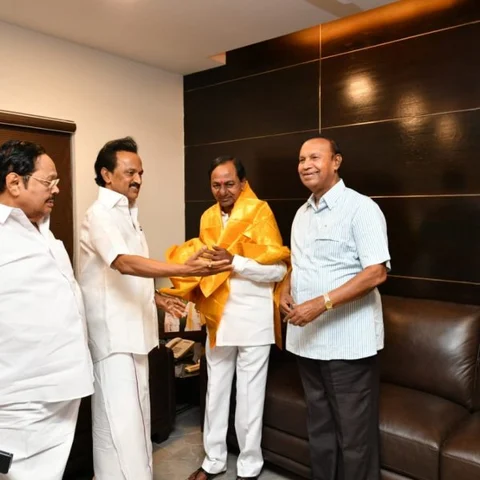 சந்திரபாபு நாயுடு... சந்திரசேகர ராவ்... ஸ்டாலின்... பிரதமர் நாற்காலி கணக்கு!