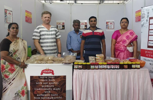 `25 வருச அனுபவத்துக்கு மூக்கு மேல பலன்!'- ஆன்லைனில் கலக்கும் மசால் பொடி சாரதா பாட்டி