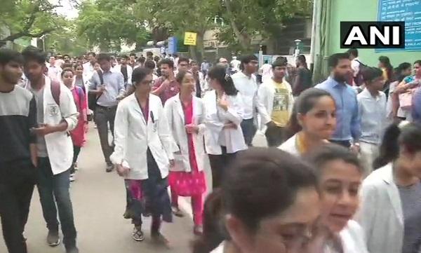 `ஒரே ஒரு கோரிக்கைதான்; தயவுசெய்து காது கொடுத்துக் கேளுங்கள்!'- மம்தாவை வலியுறுத்தும் மருத்துவர்கள்