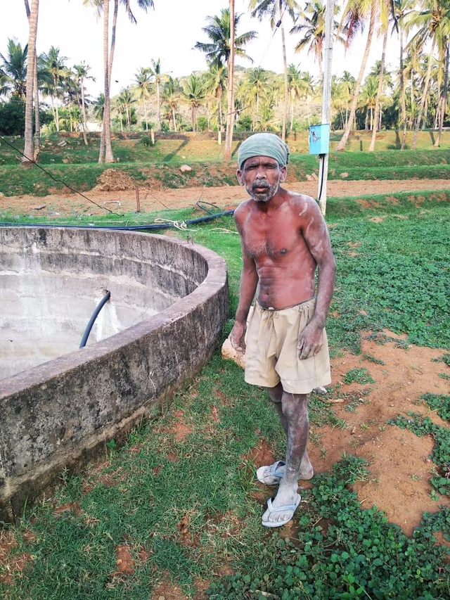 `எப்பவேணும்னாலும் மண் சரிஞ்சி விழும்' - கிணறுவெட்டும் தொழிலாளர்களின் திகில் வாழ்க்கை ! #MyVikatan