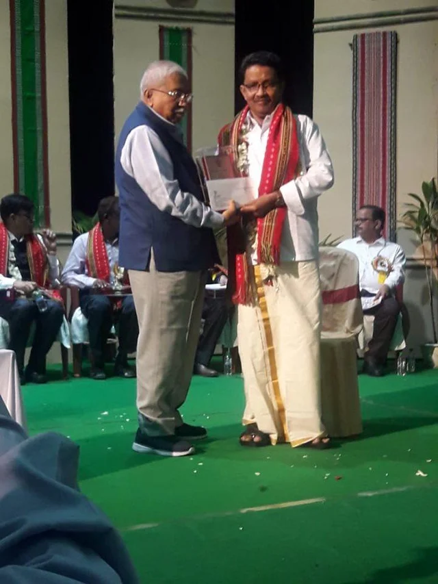`இந்தி வேண்டாம்; தமிழில் விருது கொடுங்கள்!’ - சாகித்ய அகாடமி மேடையை அதிரவைத்த குளச்சல் முகமது யூசுஃப்
