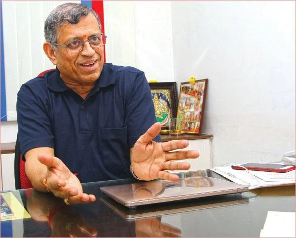 `ஏதாவது மீந்துச்சுன்னா கூப்பிடுவாங்க...அப்ப சாப்பிடலாம்!' - அ.தி.மு.க-வுக்கு எதிராக ஆட்டத்தைத் தொடங்கிய ஆடிட்டர்