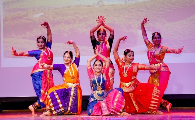 தப்பாட்டம்...மயிலாட்டம்...ஒயிலாட்டம்... ஜெர்மன் நகரைத் தெறிக்கவிட்ட இந்திரதனுஷ் விழா! #MyVikatan
