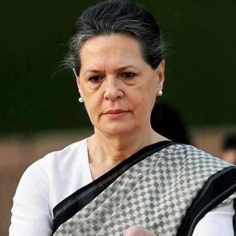 இந்தியில் பதவிப் பிரமாணம்... எம்.பி-யைக் கடிந்துகொண்ட சோனியா காந்தி!