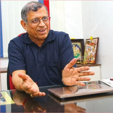 `ஏதாவது மீந்துச்சுன்னா கூப்பிடுவாங்க...அப்ப சாப்பிடலாம்!' - அ.தி.மு.க-வுக்கு எதிராக ஆட்டத்தைத் தொடங்கிய ஆடிட்டர்