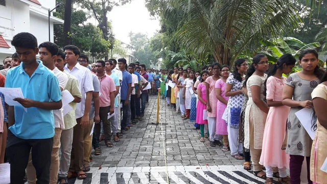 `180-க்கு மைனஸ் 25 மார்க் எடுத்தவருக்கு டாக்டர் சீட்!' - நீட் குளறுபடியைச் சுட்டிக்காட்டும் அன்புமணி