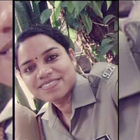 `நான் கொல்லப்பட்டால் இதைக் கூற வேண்டும் என்றார்!' - தீவைத்து எரிக்கப்பட்ட பெண் போலீஸ் அதிகாரியின் மகன் கதறல்