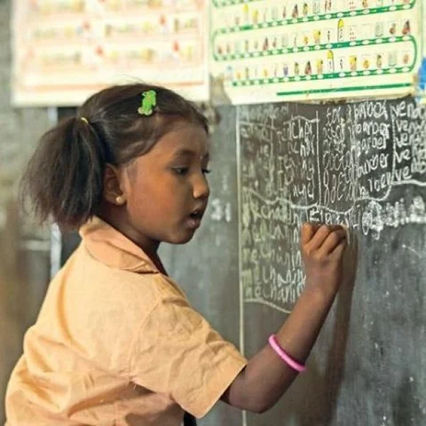 ``அரசுப் பள்ளியில் ஆசிரியர் பற்றாக்குறை இருக்கிறது; இந்தி தேவையா?!'' - பிரின்ஸ் கஜேந்திரபாபு