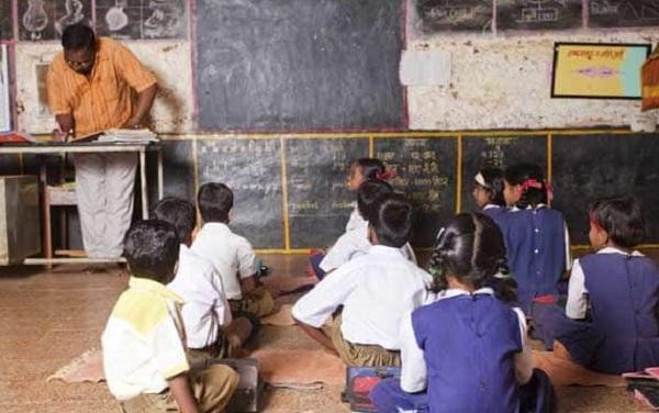 ``அரசுப் பள்ளியில் ஆசிரியர் பற்றாக்குறை இருக்கிறது; இந்தி தேவையா?!'' - பிரின்ஸ் கஜேந்திரபாபு