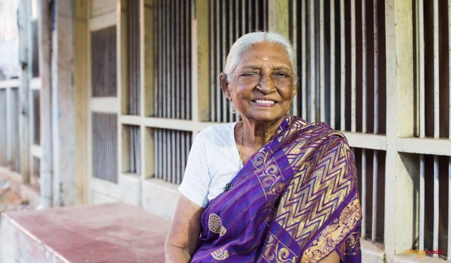 `25 வருச அனுபவத்துக்கு மூக்கு மேல பலன்!'- ஆன்லைனில் கலக்கும் மசால் பொடி சாரதா பாட்டி
