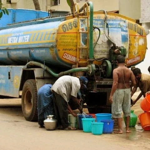தண்ணீருக்குத் தவிக்கும் தலைநகர மக்கள்... மெட்ரோ வாட்டரில் விளையாடும் அரசியல்!