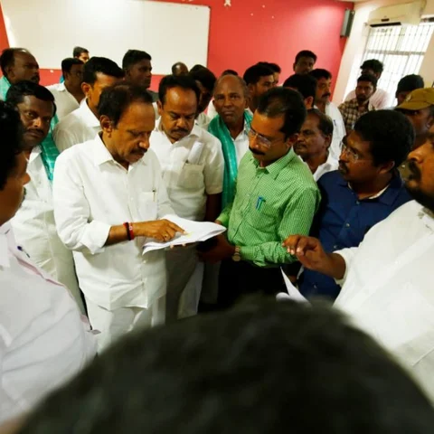 `டாப் கியரில் ஜாேதிமணி; அப்செட்டான தம்பிதுரை!'- கரூர் களநிலவரம்