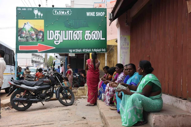 `குடித்தனம் இருக்க முடியலை!' - டாஸ்மாக் கடையை மூடக்கோரி பெண்கள் சாலை மறியல்