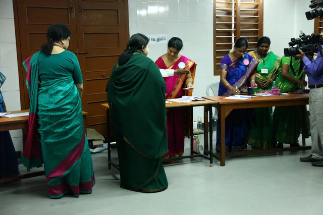 சசிகலா பெயர் நீக்கம்... பணியாளர்கள் வெளியேற்றம்... ஜெயலலிதாவின் போயஸ் கார்டன் வீட்டில் என்ன நடக்கிறது?