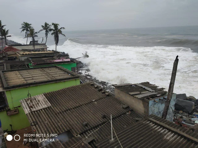 கன்னியாகுமரியில் கடல் சீற்றம் - 10 வீடுகள் இடிந்து விழுந்ததால் பொதுமக்கள் அவதி
