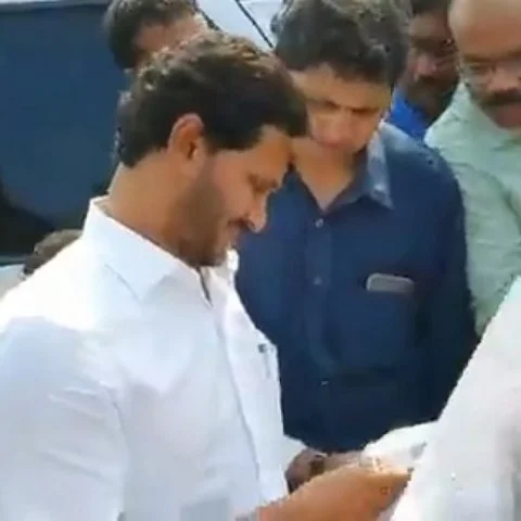 ‘6 நாள்களாக முடியாததை 6 நிமிடங்களில் முடித்துவிட்டார்’- மாணவர்களை நெகிழவைத்த ஜெகன்மோகன் ரெட்டி