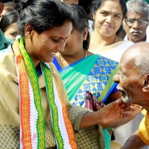 யார் இந்த ரம்யா ஹரிதாஸ்? - 36 வருட கம்யூனிஸ்ட் கோட்டையைத் தகர்த்த பழங்குடி `பாட்டுக்காரி'