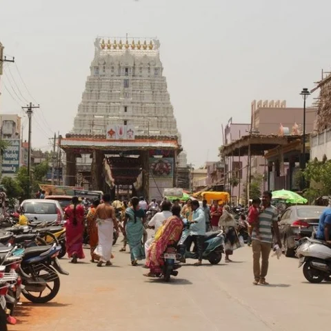 புகையும் வடகலை, தென்கலைப் பிரிவினை! காஞ்சி அத்திவரதர் தரிசனத்தில் எதிரொலிக்குமா?