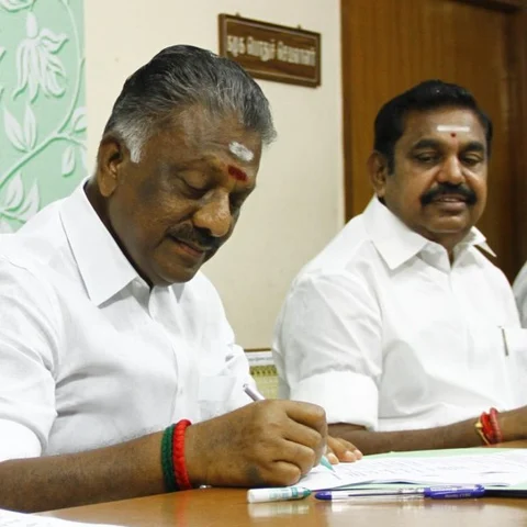 `3 இடங்களில் 1 எடப்பாடிக்கு, 2 பன்னீருக்கு!' - முடிவுக்கு வந்துவிட்டதா ஒற்றைத் தலைமை சர்ச்சை?