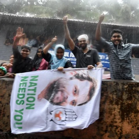 கொட்டும் மழையில் 2 மணி நேரம் காத்திருந்த மக்கள்! - வயநாட்டில் ராகுல் காந்திக்கு தடபுடல் வரவேற்பு