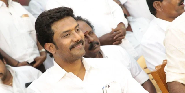 `2 பேரின் வெற்றியை பலி கொடுத்தவருக்கு கேபினட் பதவியா?!' - ரவீந்திரநாத்துக்கு எடப்பாடி வைத்த கடைசிநேர செக்