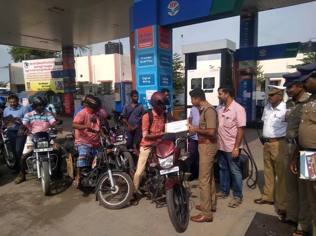 ``பெட்ரோலுக்கு ஹெல்மெட் கட்டாயம்!” - அமலுக்கு வந்த `விபத்தில்லா திருச்செந்தூர்’ திட்டம்