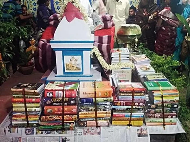 `வரதட்சணைக்குப் பதிலாக புத்தகம்!' - மணமகனுக்கு சர்ப்ரைஸ் கொடுத்த மணமகள் குடும்பத்தினர்