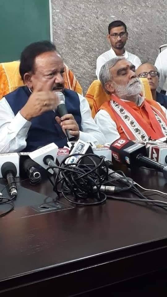 `பீகார் குழந்தைகள் உயிரிழப்பு விவகாரம் தொடர்பான பிரஸ்மீட்டில் தூங்கிவழிந்தேனா?!' - சர்ச்சையில் மத்திய அமைச்சர்
