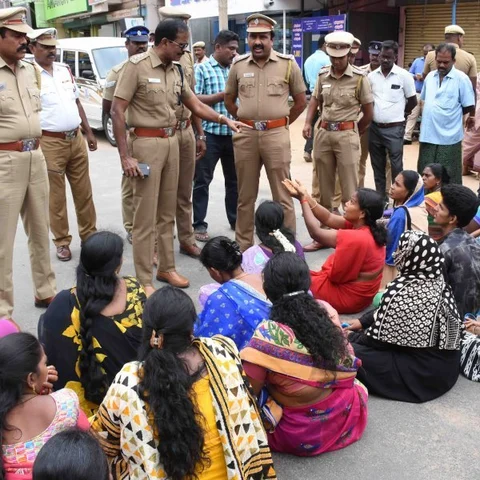 `குடித்தனம் இருக்க முடியலை!' - டாஸ்மாக் கடையை மூடக்கோரி பெண்கள் சாலை மறியல்