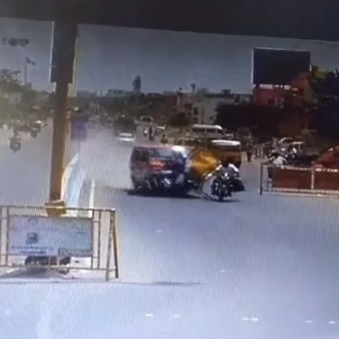 `முதலில் தடுப்பு வேலி; அடுத்து பைக்குகளில் மோதல்!' - சினிமா சண்டைக்காட்சிபோல நடந்த விபத்து