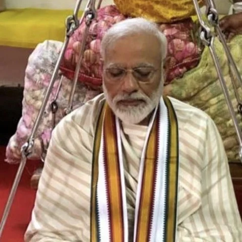 `எடைக்கு எடை தாமரை; ஒரு மணிநேரம் வழிபாடு!' - குருவாயூர் கிருஷ்ணன் கோயிலில் பிரதமர் மோடி