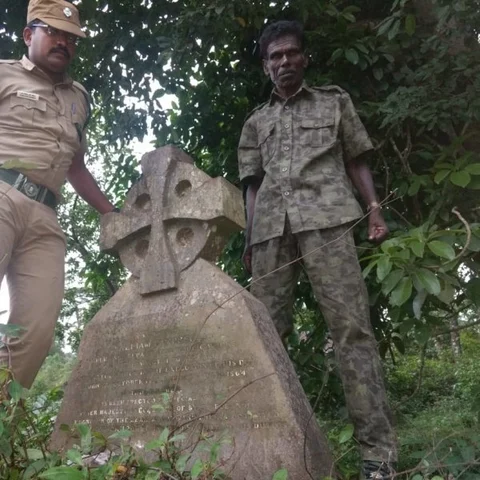 புதரில் கிடந்த வில்லியம் கேம்ப்பெல்லின் கல்லறை!