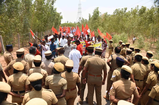 புதுக்கோட்டை அருகே மதுபான ஆலையை மூடக்கோரி போராட்டம்! - 160 பெண்கள் உட்பட 250 பேர் கைது