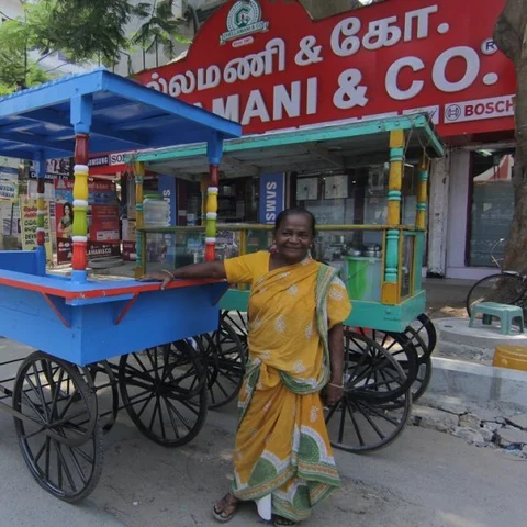 `என் உயிர் இருக்கிற வரைக்கும் உங்கள மறக்க மாட்டேன்மா!'- புது தள்ளுவண்டிக் கடையால் ஜெயமணி ஆனந்தக் கண்ணீர்