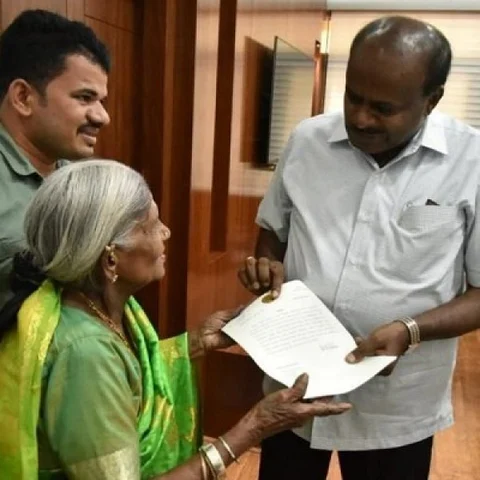 `என் பிள்ளைகளை வெட்ட வேண்டாம்!’ - திம்மக்கா பாட்டியின் கோரிக்கையால் திட்டத்தை மாற்றிய முதல்வர்
