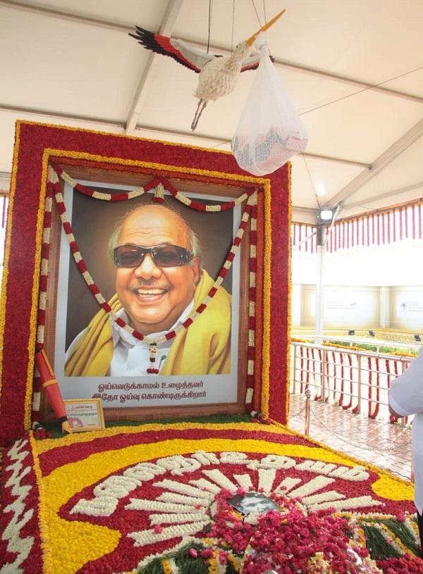 `பறக்கும் ஃபீனிக்ஸ் பறவை; தொட்டிலில் கிடக்கும் குழந்தை!'- கருணாநிதி நினைவிடத்தில் தத்ரூப அலங்காரம்