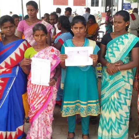 நல்லபடியாக அவர் வருவார்... வெளிநாட்டில் உள்ள கணவருக்காகத் தவிக்கும் குடும்பம்