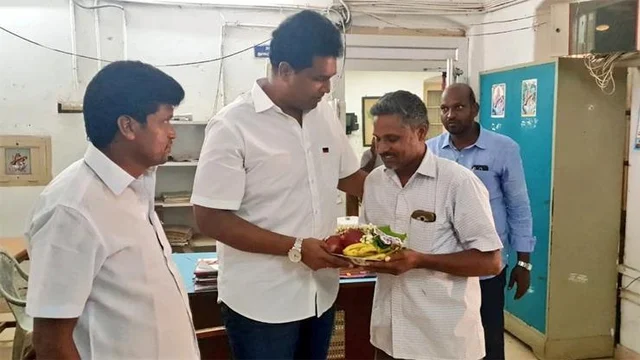 `பூ, வெற்றிலை பாக்கு, தாம்பூலம்..!' - மக்கள் பணி செய்ய வி.ஏ.ஓவுக்கு அழைப்புவிடுத்த எம்.எல்.ஏ