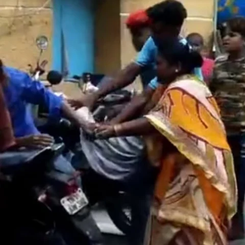 `கன்னம் கிழிந்தது, தலை, காது, முதுகில் காயம்!' - தி.மு.க பிரமுகரால் முதியவருக்கு நடந்த சோகம்